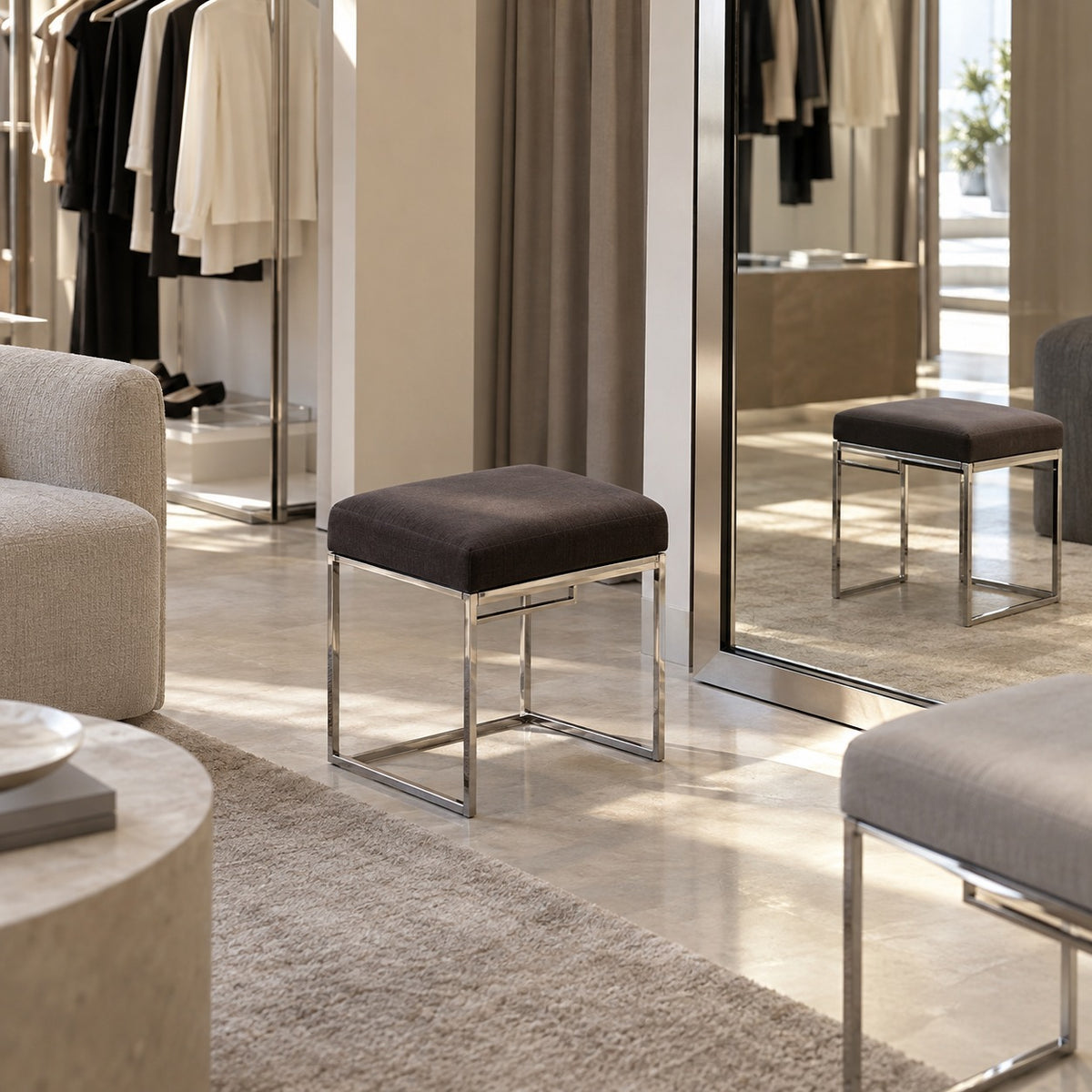 Cube Stool 使用イメージ（アパレル店）