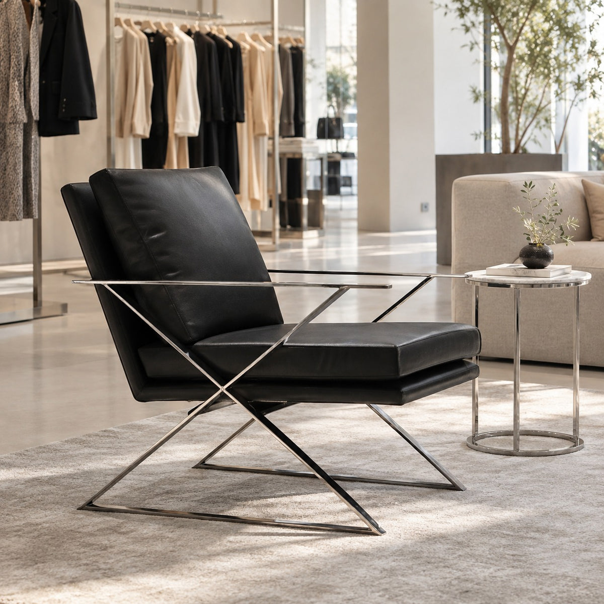 Cross Lounge Chair 使用イメージ（アパレル店）