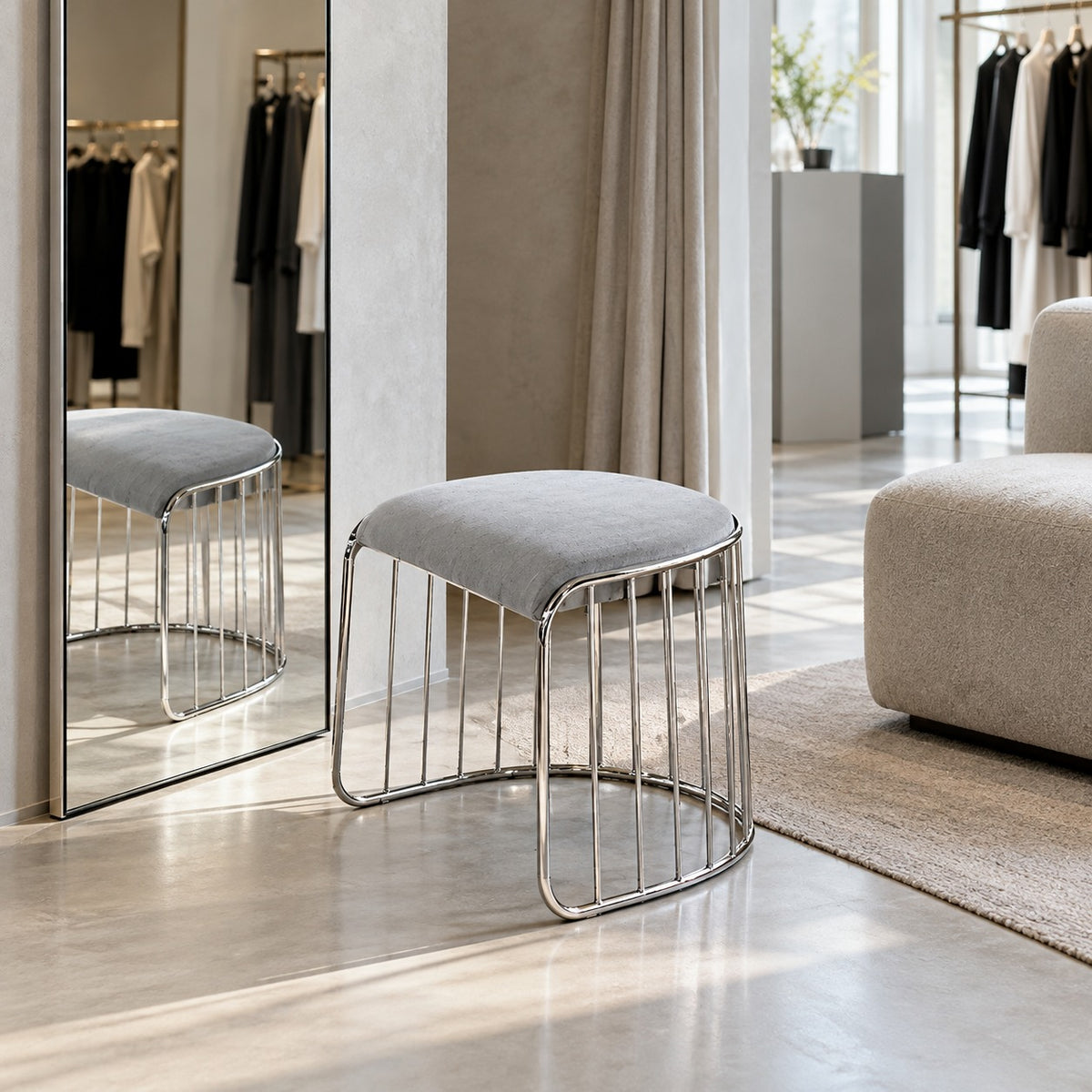 Cage Ottoman 使用イメージ（アパレル店）