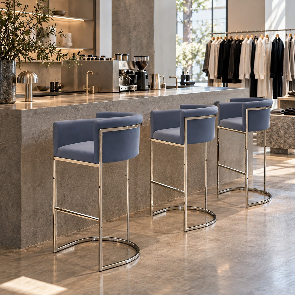 Barrel Bar Chair 使用イメージ（アパレル店）