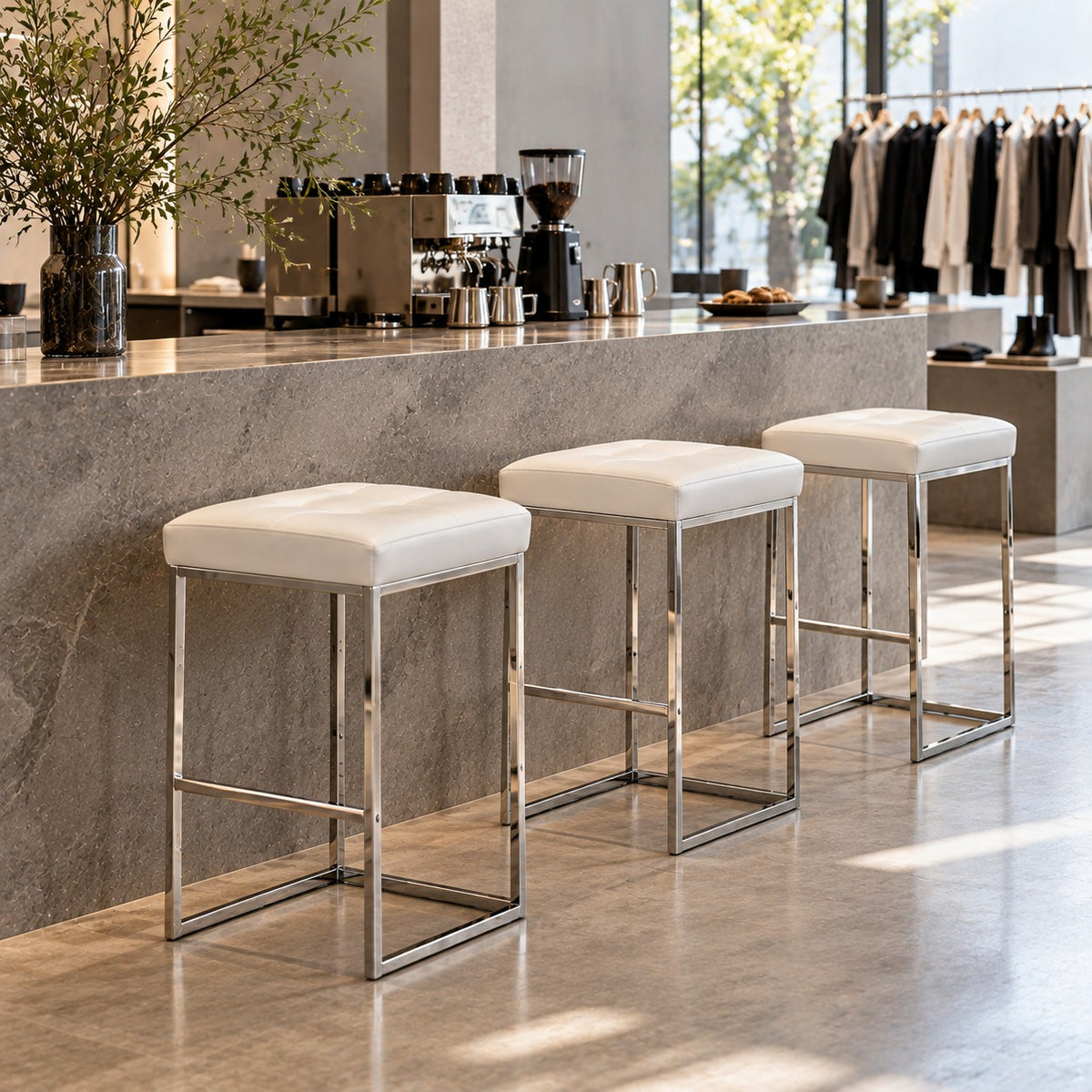 Tufted Counter Stool 使用イメージ（アパレル店）