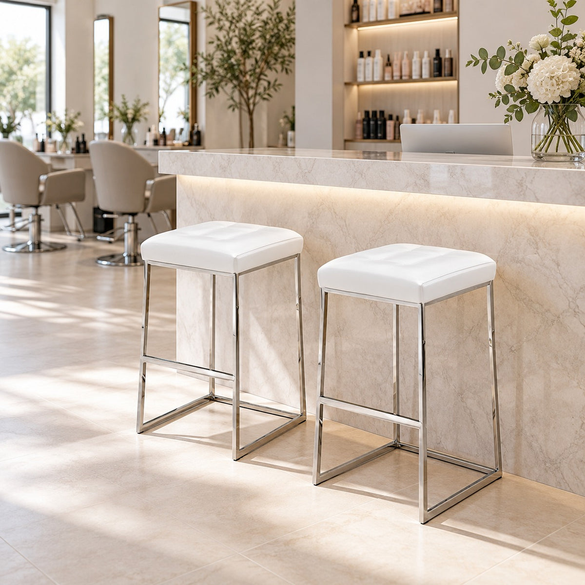 Tufted Counter Stool 使用イメージ（サロン）
