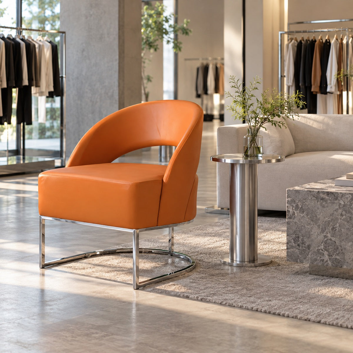Scoop Lounge Chair 使用イメージ（アパレル店）