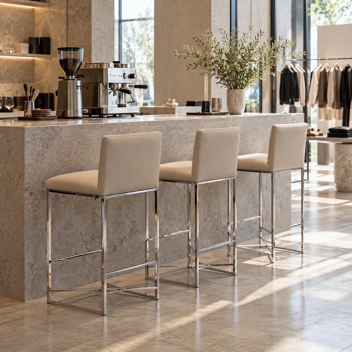 Slim Back Bar Chair 使用イメージ（アパレル店）
