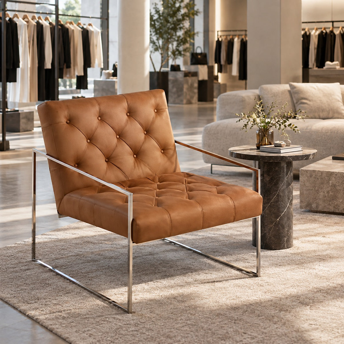 Tufted Frame Lounge Chair 使用イメージ（アパレル店）