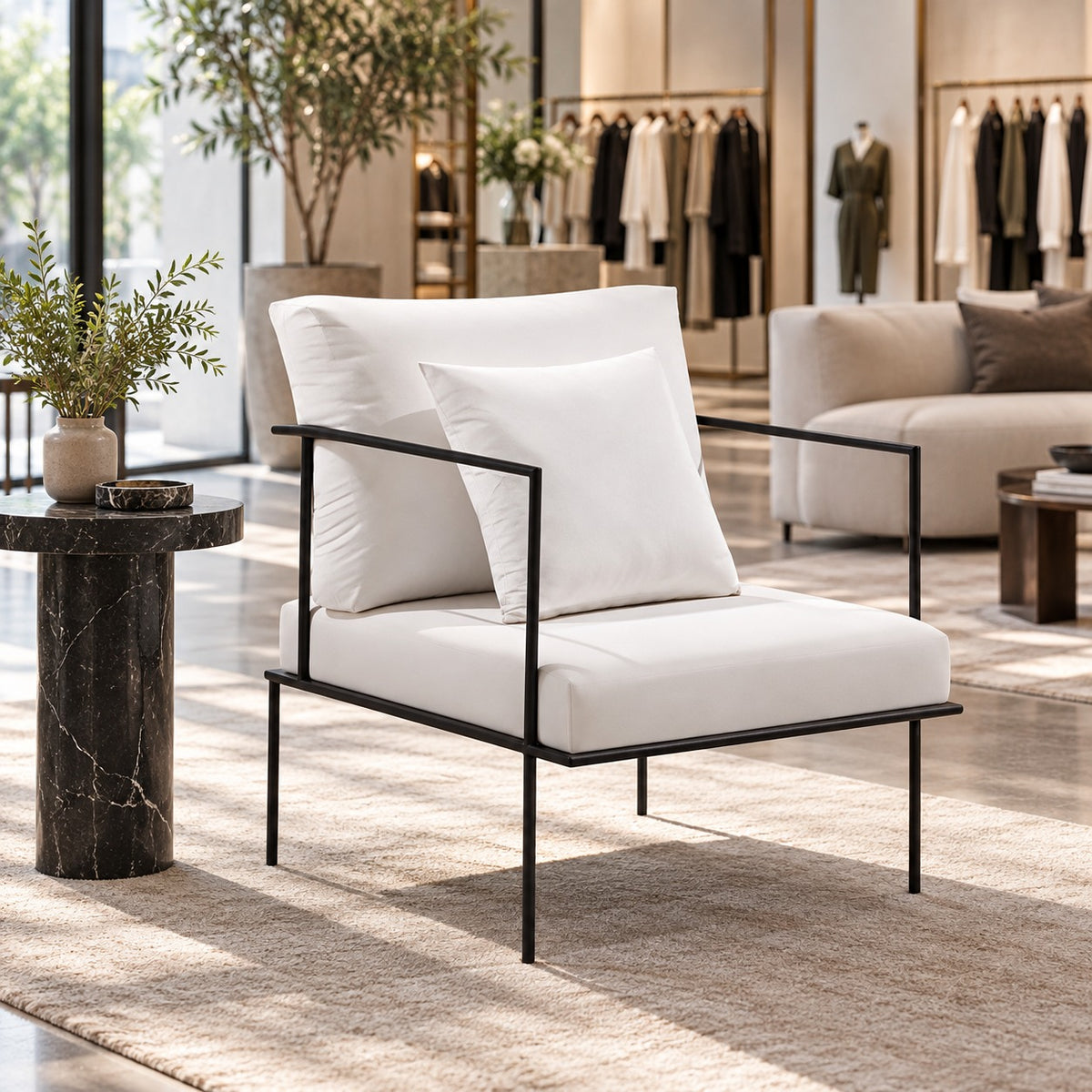 Noir Frame Arm Chair 使用イメージ（アパレル店）