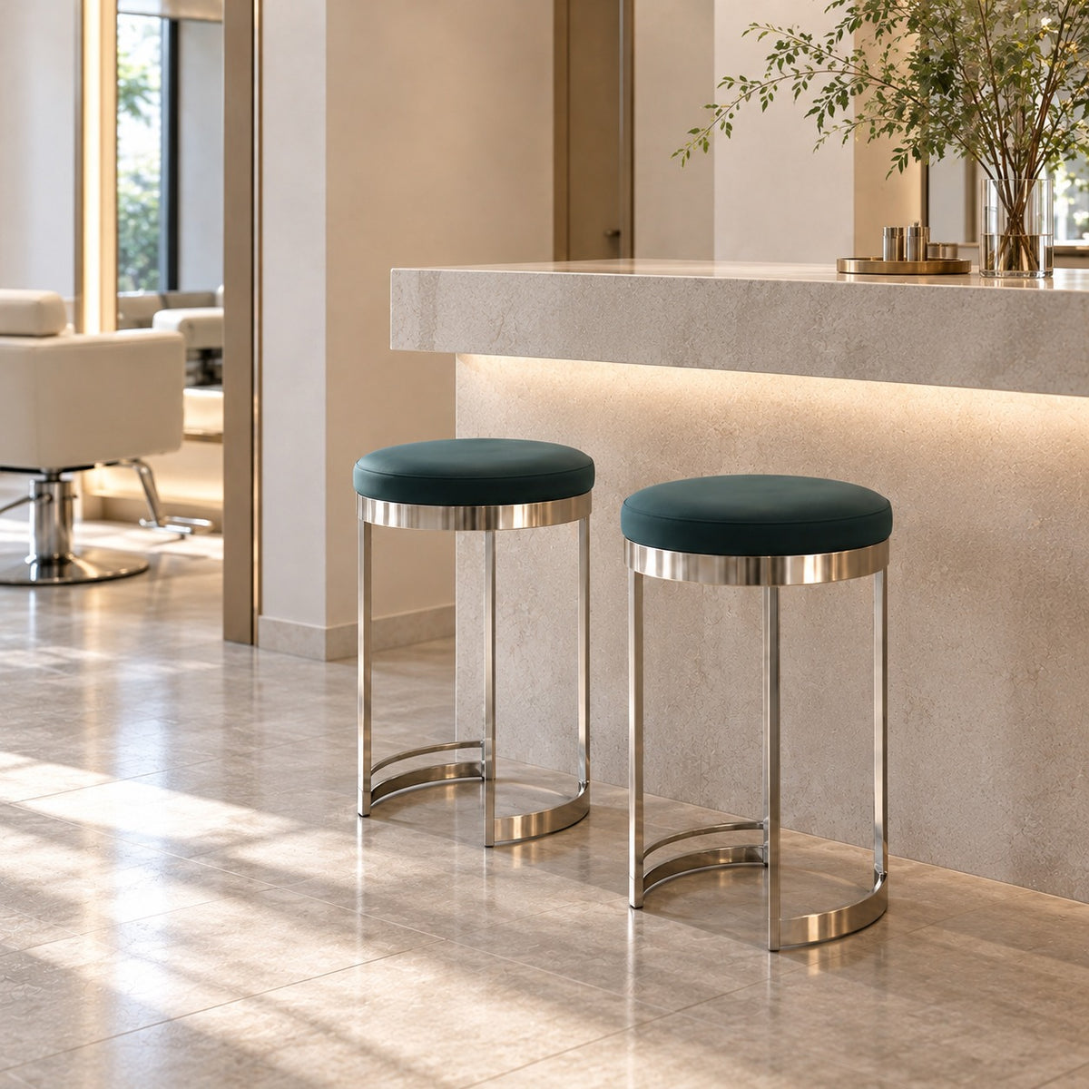 Round Counter Stool 使用イメージ（サロン）