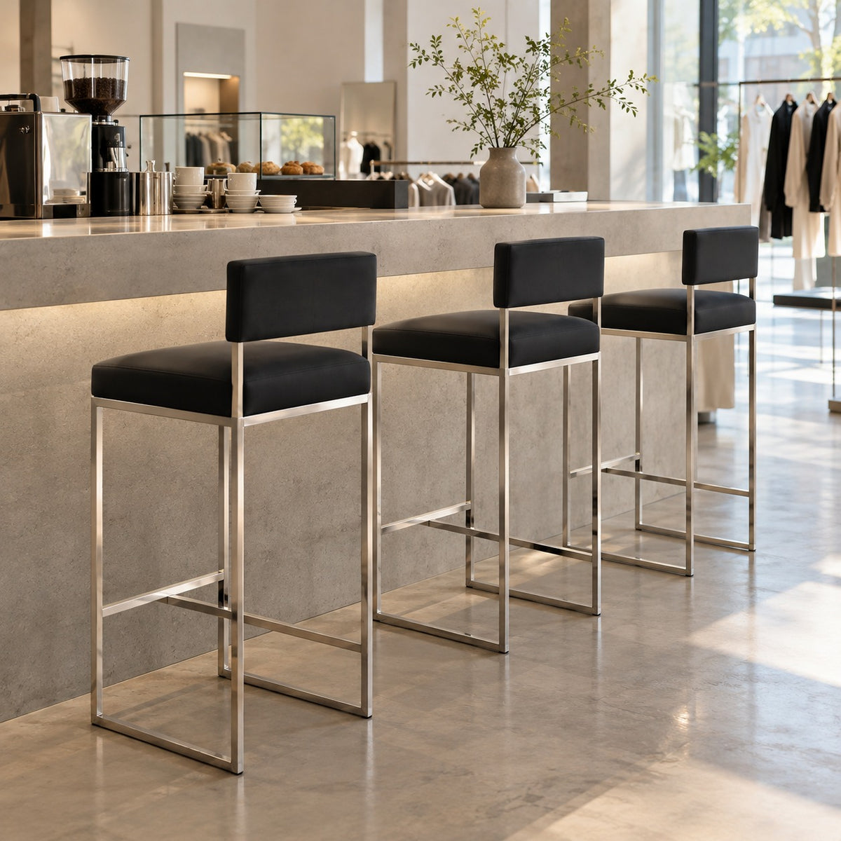 Square Back Bar Chair 使用イメージ（アパレル店）