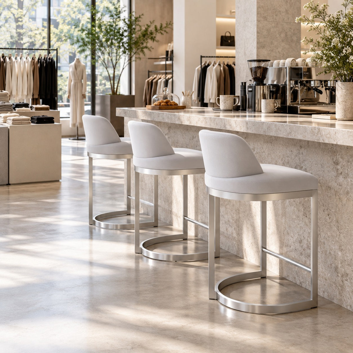 Shell Counter Chair 使用イメージ（アパレル店）