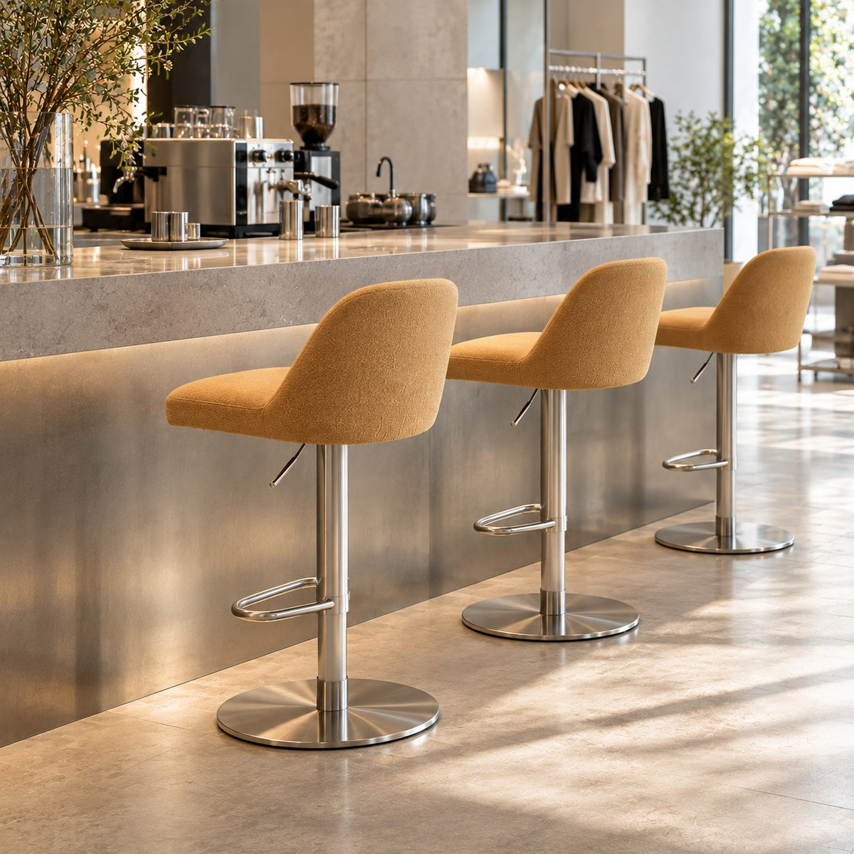 Lift Shell Bar Chair 使用イメージ（アパレル店）
