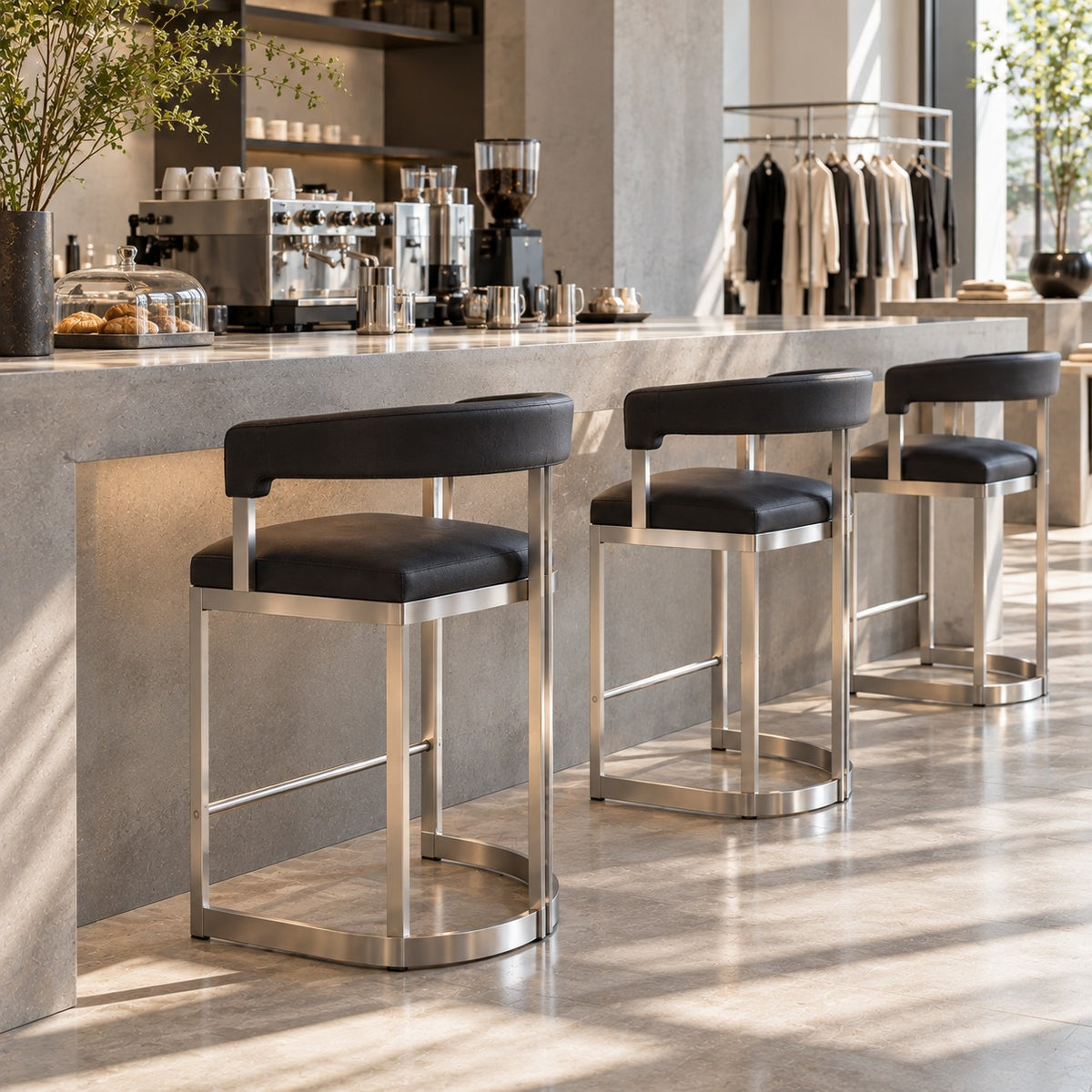 Arc Bar Chair 使用イメージ（アパレル店）