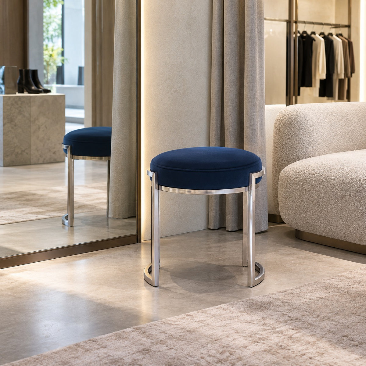 Ring Stool 使用イメージ（アパレル店）