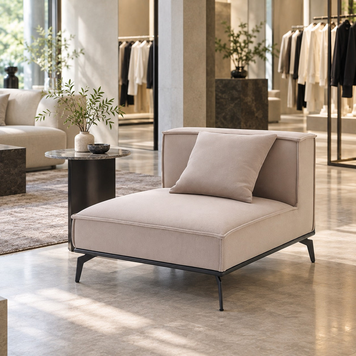 Low Lounge Chair 使用イメージ（アパレル店）
