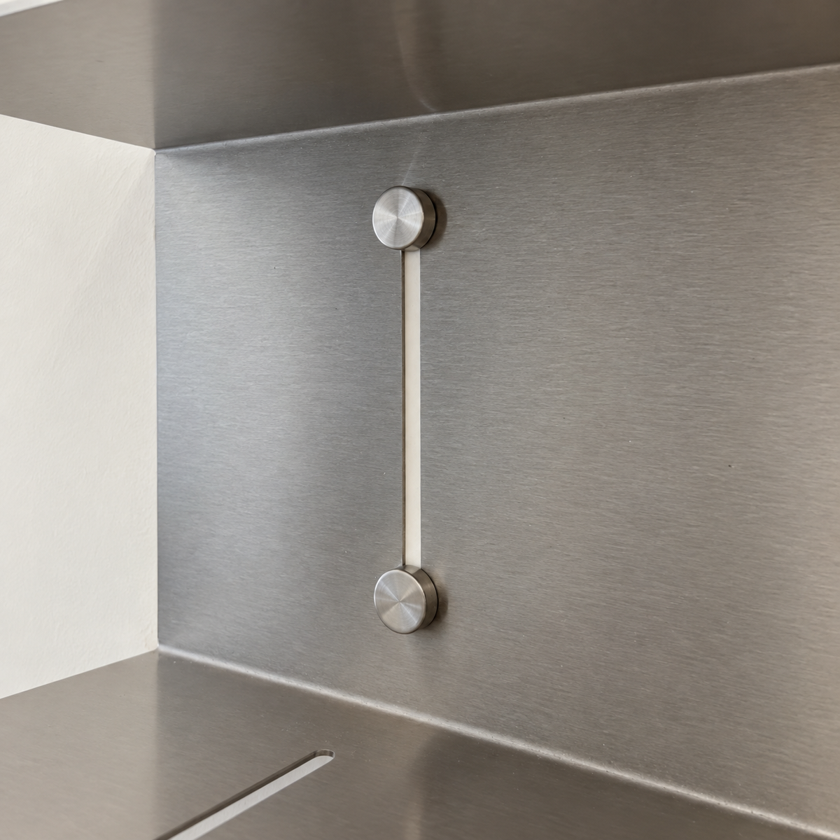Blade Wall Shelf — 丸いキャップ型ネジと縦スリットの詳細 (AI-generated, detail 2026-09-16)